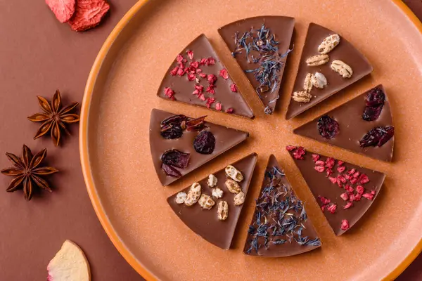 Çilekli, meyveli, lezzetli şekerli çikolatalı ev yapımı. Çikolatayı gıda arka planı olarak kullan