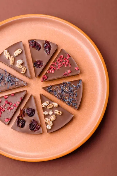 Çilekli, meyveli, lezzetli şekerli çikolatalı ev yapımı. Çikolatayı gıda arka planı olarak kullan