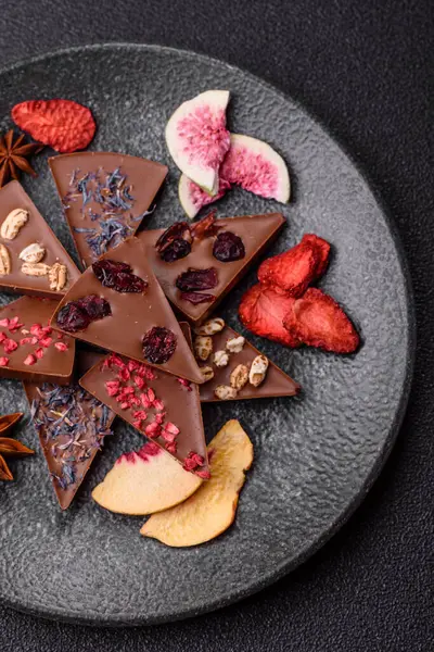 Çilekli, meyveli, lezzetli şekerli çikolatalı ev yapımı. Çikolatayı gıda arka planı olarak kullan