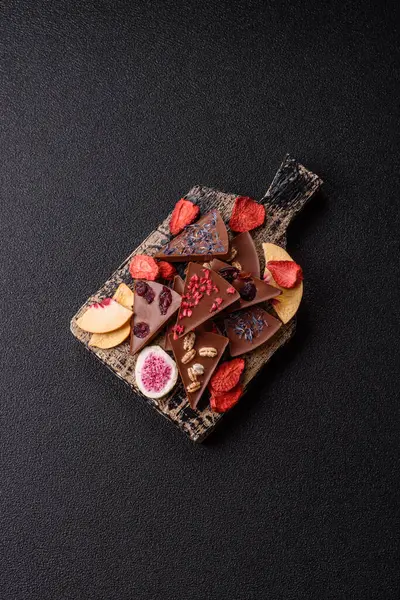 Çilekli, meyveli, lezzetli şekerli çikolatalı ev yapımı. Çikolatayı gıda arka planı olarak kullan