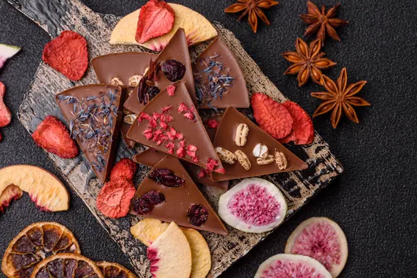 Çilekli, meyveli, lezzetli şekerli çikolatalı ev yapımı. Çikolatayı gıda arka planı olarak kullan