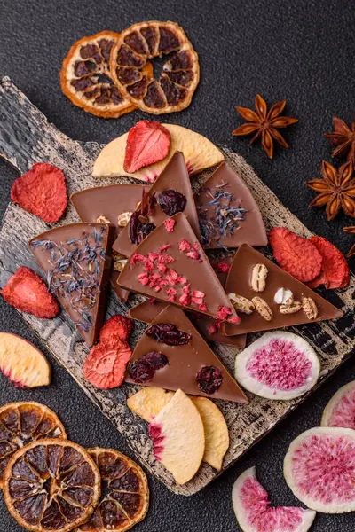 Çilekli, meyveli, lezzetli şekerli çikolatalı ev yapımı. Çikolatayı gıda arka planı olarak kullan