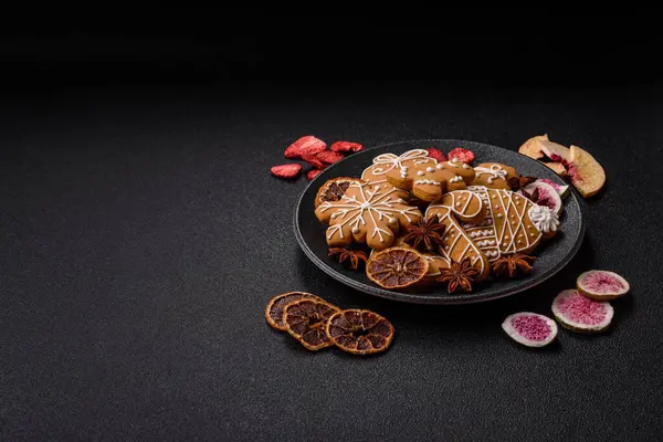 Noel kurabiyesi, kış tatili için yiyecek, tatil masası süsü. Noel zencefilli ekmeği yemek arka planında