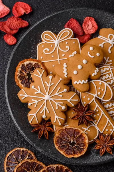 Noel kurabiyesi, kış tatili için yiyecek, tatil masası süsü. Noel zencefilli ekmeği yemek arka planında