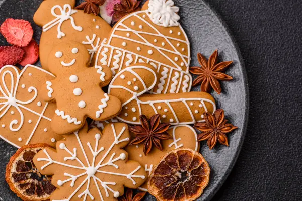 Noel kurabiyesi, kış tatili için yiyecek, tatil masası süsü. Noel zencefilli ekmeği yemek arka planında