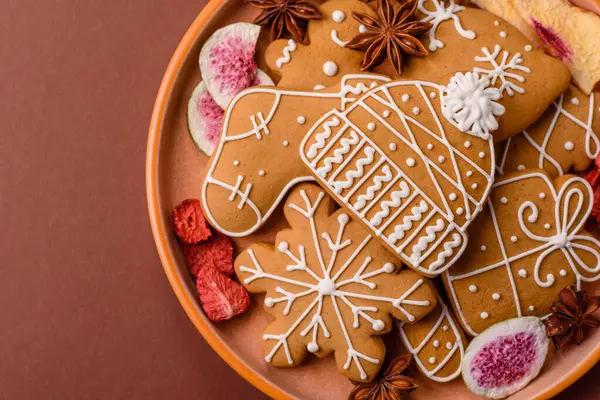 Noel kurabiyesi, kış tatili için yiyecek, tatil masası süsü. Noel zencefilli ekmeği yemek arka planında
