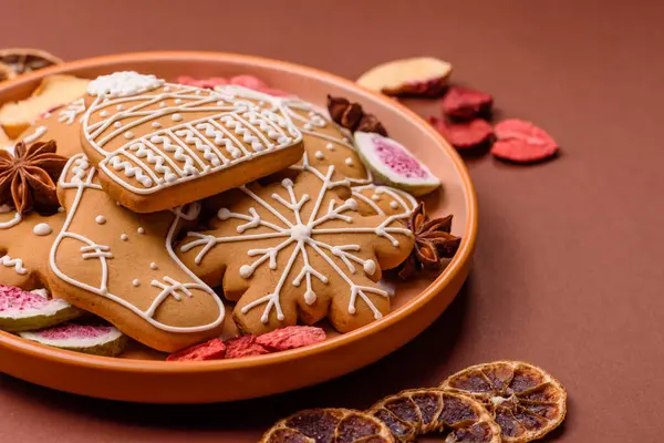 Noel kurabiyesi, kış tatili için yiyecek, tatil masası süsü. Noel zencefilli ekmeği yemek arka planında