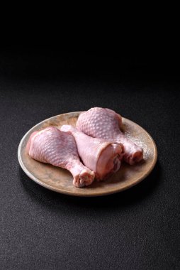 Çiğ tavuk ya da hindi bacağı ızgarada ya da ızgarada yemek pişirmek için arkaplan görevi görür. Yemek arkaplanı olarak tavuk budu.