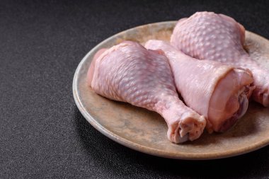 Çiğ tavuk ya da hindi bacağı ızgarada ya da ızgarada yemek pişirmek için arkaplan görevi görür. Yemek arkaplanı olarak tavuk budu.