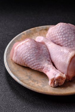 Çiğ tavuk ya da hindi bacağı ızgarada ya da ızgarada yemek pişirmek için arkaplan görevi görür. Yemek arkaplanı olarak tavuk budu.