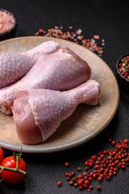 Çiğ tavuk ya da hindi bacağı ızgarada ya da ızgarada yemek pişirmek için arkaplan görevi görür. Yemek arkaplanı olarak tavuk budu.