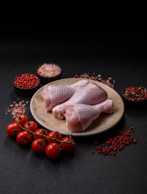 Çiğ tavuk ya da hindi bacağı ızgarada ya da ızgarada yemek pişirmek için arkaplan görevi görür. Yemek arkaplanı olarak tavuk budu.