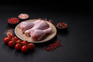 Çiğ tavuk ya da hindi bacağı ızgarada ya da ızgarada yemek pişirmek için arkaplan görevi görür. Yemek arkaplanı olarak tavuk budu.