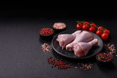 Çiğ tavuk ya da hindi bacağı ızgarada ya da ızgarada yemek pişirmek için arkaplan görevi görür. Yemek arkaplanı olarak tavuk budu.