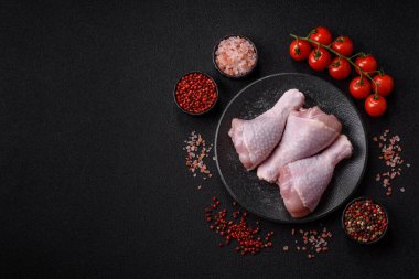 Çiğ tavuk ya da hindi bacağı ızgarada ya da ızgarada yemek pişirmek için arkaplan görevi görür. Yemek arkaplanı olarak tavuk budu.