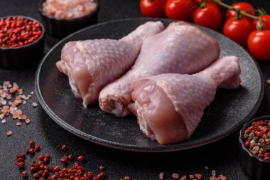 Çiğ tavuk ya da hindi bacağı ızgarada ya da ızgarada yemek pişirmek için arkaplan görevi görür. Yemek arkaplanı olarak tavuk budu.