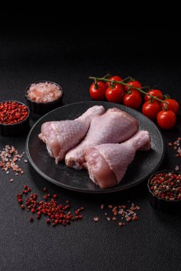 Çiğ tavuk ya da hindi bacağı ızgarada ya da ızgarada yemek pişirmek için arkaplan görevi görür. Yemek arkaplanı olarak tavuk budu.