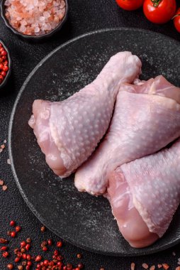 Çiğ tavuk ya da hindi bacağı ızgarada ya da ızgarada yemek pişirmek için arkaplan görevi görür. Yemek arkaplanı olarak tavuk budu.