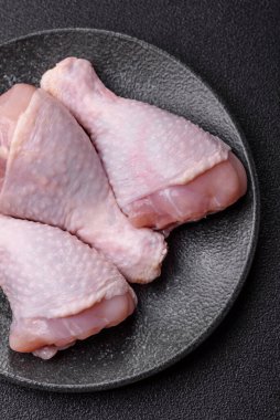 Çiğ tavuk ya da hindi bacağı ızgarada ya da ızgarada yemek pişirmek için arkaplan görevi görür. Yemek arkaplanı olarak tavuk budu.