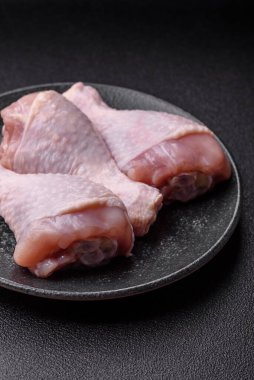 Çiğ tavuk ya da hindi bacağı ızgarada ya da ızgarada yemek pişirmek için arkaplan görevi görür. Yemek arkaplanı olarak tavuk budu.