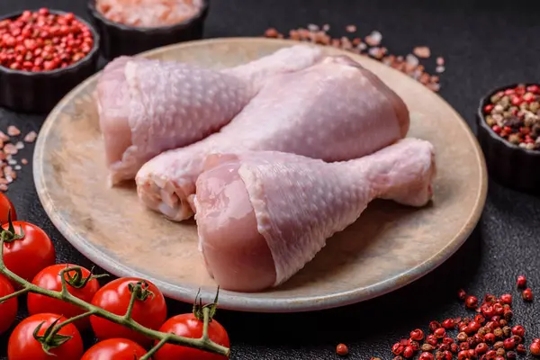 Çiğ tavuk ya da hindi bacağı ızgarada ya da ızgarada yemek pişirmek için arkaplan görevi görür. Yemek arkaplanı olarak tavuk budu.