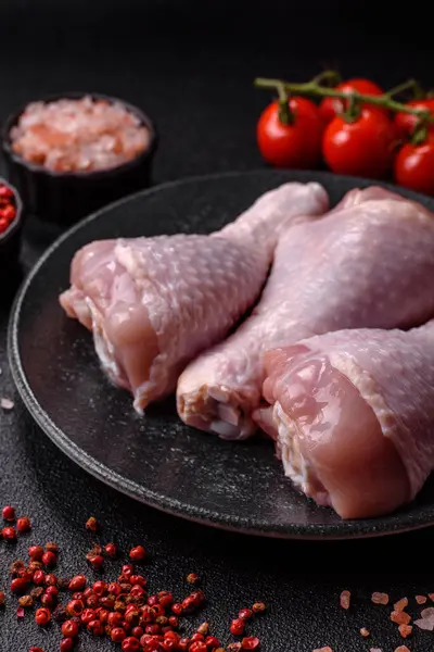 Çiğ tavuk ya da hindi bacağı ızgarada ya da ızgarada yemek pişirmek için arkaplan görevi görür. Yemek arkaplanı olarak tavuk budu.