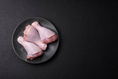 Çiğ tavuk ya da hindi bacağı ızgarada ya da ızgarada yemek pişirmek için arkaplan görevi görür. Yemek arkaplanı olarak tavuk budu.