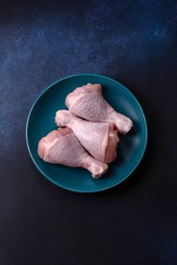 Çiğ tavuk ya da hindi bacağı ızgarada ya da ızgarada yemek pişirmek için arkaplan görevi görür. Yemek arkaplanı olarak tavuk budu.