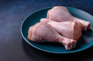 Çiğ tavuk ya da hindi bacağı ızgarada ya da ızgarada yemek pişirmek için arkaplan görevi görür. Yemek arkaplanı olarak tavuk budu.