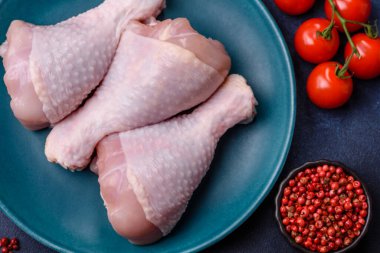 Çiğ tavuk ya da hindi bacağı ızgarada ya da ızgarada yemek pişirmek için arkaplan görevi görür. Yemek arkaplanı olarak tavuk budu.