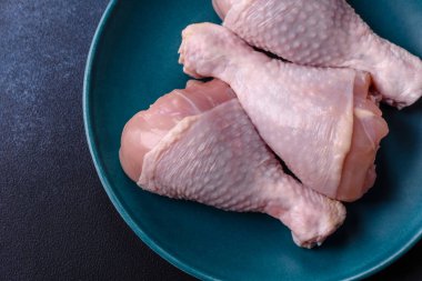 Çiğ tavuk ya da hindi bacağı ızgarada ya da ızgarada yemek pişirmek için arkaplan görevi görür. Yemek arkaplanı olarak tavuk budu.