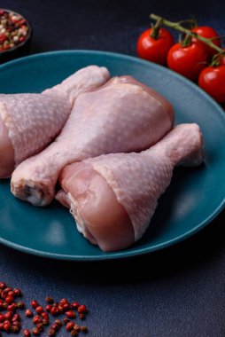 Çiğ tavuk ya da hindi bacağı ızgarada ya da ızgarada yemek pişirmek için arkaplan görevi görür. Yemek arkaplanı olarak tavuk budu.