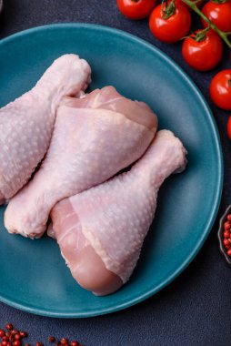 Çiğ tavuk ya da hindi bacağı ızgarada ya da ızgarada yemek pişirmek için arkaplan görevi görür. Yemek arkaplanı olarak tavuk budu.