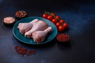 Çiğ tavuk ya da hindi bacağı ızgarada ya da ızgarada yemek pişirmek için arkaplan görevi görür. Yemek arkaplanı olarak tavuk budu.