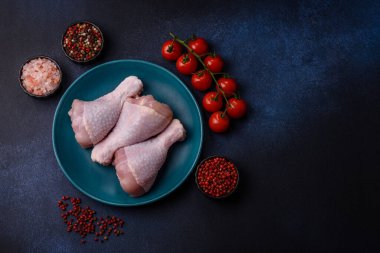 Çiğ tavuk ya da hindi bacağı ızgarada ya da ızgarada yemek pişirmek için arkaplan görevi görür. Yemek arkaplanı olarak tavuk budu.