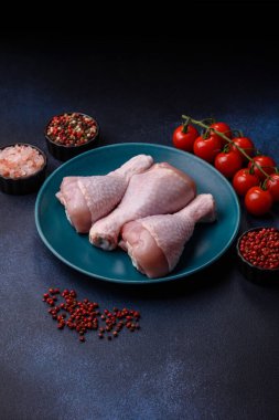 Çiğ tavuk ya da hindi bacağı ızgarada ya da ızgarada yemek pişirmek için arkaplan görevi görür. Yemek arkaplanı olarak tavuk budu.