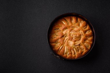 Cadılar Bayramı için elma ya da armutlu turta, sonbaharda sıcak kek. Tasarımınız için gıda arka planı olarak elmalı turta