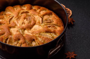 Cadılar Bayramı için elma ya da armutlu turta, sonbaharda sıcak kek. Tasarımınız için gıda arka planı olarak elmalı turta