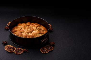 Cadılar Bayramı için elma ya da armutlu turta, sonbaharda sıcak kek. Tasarımınız için gıda arka planı olarak elmalı turta