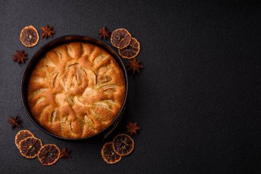 Cadılar Bayramı için elma ya da armutlu turta, sonbaharda sıcak kek. Tasarımınız için gıda arka planı olarak elmalı turta