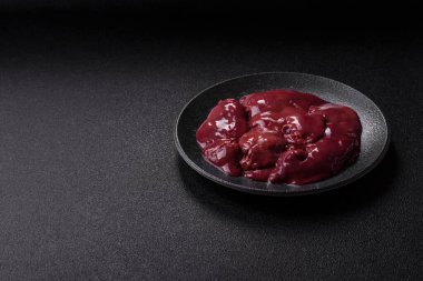 Çiğ tavuk ya da hindi ciğeri, pişirme malzemesi olarak kümes hayvanlarının iç organları. Yemek geçmişi olarak çiğ tavuk ciğeri.