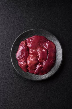 Çiğ tavuk ya da hindi ciğeri, pişirme malzemesi olarak kümes hayvanlarının iç organları. Yemek geçmişi olarak çiğ tavuk ciğeri.