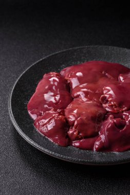 Çiğ tavuk ya da hindi ciğeri, pişirme malzemesi olarak kümes hayvanlarının iç organları. Yemek geçmişi olarak çiğ tavuk ciğeri.