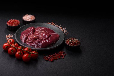 Çiğ tavuk ya da hindi ciğeri, pişirme malzemesi olarak kümes hayvanlarının iç organları. Yemek geçmişi olarak çiğ tavuk ciğeri.