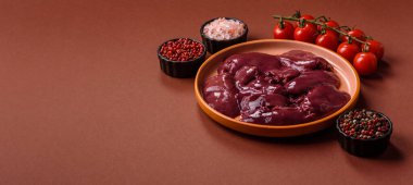 Çiğ tavuk ya da hindi ciğeri, pişirme malzemesi olarak kümes hayvanlarının iç organları. Yemek geçmişi olarak çiğ tavuk ciğeri.