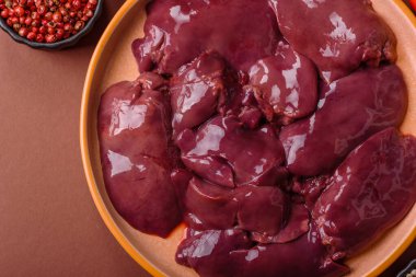 Çiğ tavuk ya da hindi ciğeri, pişirme malzemesi olarak kümes hayvanlarının iç organları. Yemek geçmişi olarak çiğ tavuk ciğeri.