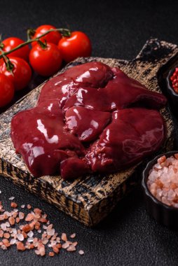 Çiğ tavuk ya da hindi ciğeri, pişirme malzemesi olarak kümes hayvanlarının iç organları. Yemek geçmişi olarak çiğ tavuk ciğeri.