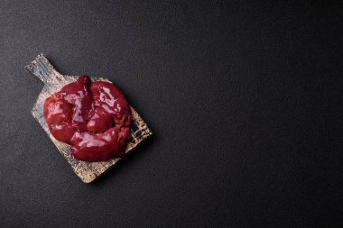 Çiğ tavuk ya da hindi ciğeri, pişirme malzemesi olarak kümes hayvanlarının iç organları. Yemek geçmişi olarak çiğ tavuk ciğeri.