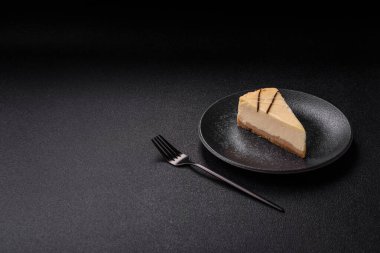 Bir dilim tatlı New York peynirli keki, tatlı, peynir ve vanilyalı turta. Tasarımınız için yemek arkaplanı olarak klasik cheesecake