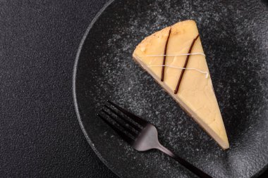 Bir dilim tatlı New York peynirli keki, tatlı, peynir ve vanilyalı turta. Tasarımınız için yemek arkaplanı olarak klasik cheesecake